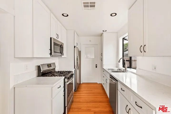 6622 Royer Avenue, West Hills, California 91307
