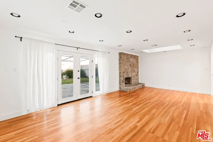 6622 Royer Avenue, West Hills, California 91307
