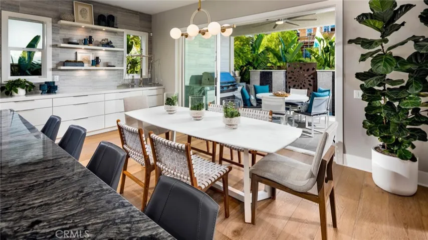 Dining area to outdoor area