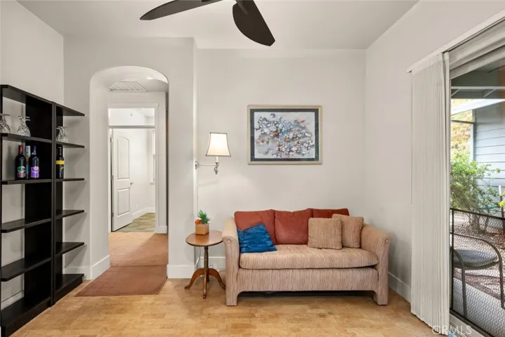 Hall to back 2 bedrooms
