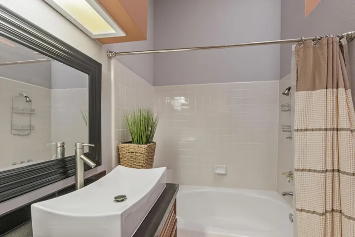41370_Inverness Way_Garden Tub & Shower