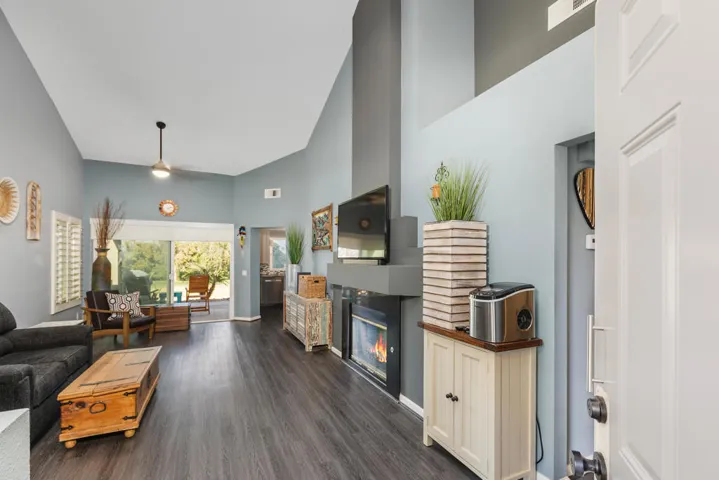 41370_Inverness Way_Foyer