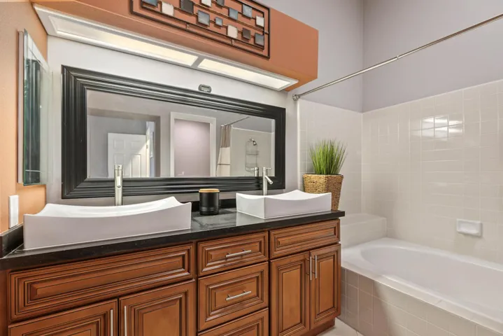 41370_Inverness Way_Updated Primary Bath