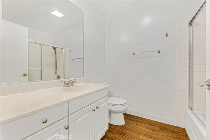 Upstairs/Hall/Full Bathroom
