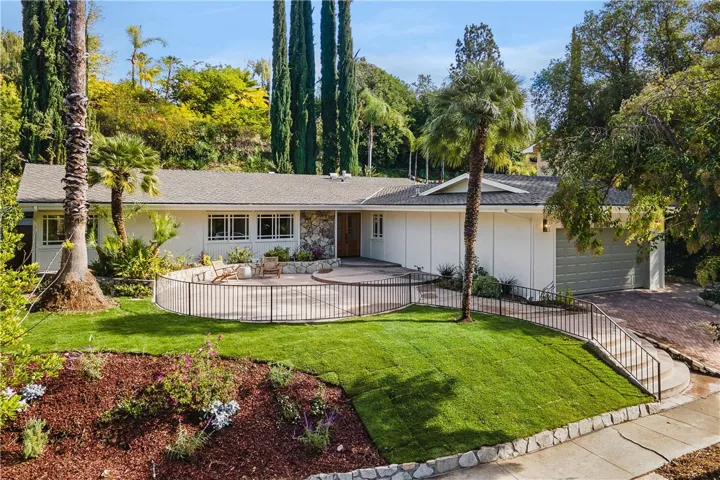 5432 Rozie Avenue, Woodland Hills, California 91367