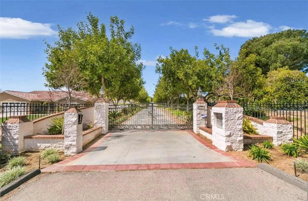 15980 Summit Crest Drive, Riverside, California 92506, 3 Bedrooms Bedrooms, ,5 BathroomsBathrooms,Residential,For Sale,Summit Crest,IV23212956