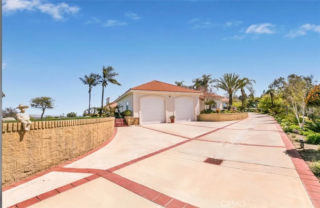 15980 Summit Crest Drive, Riverside, California 92506 home-pic-3