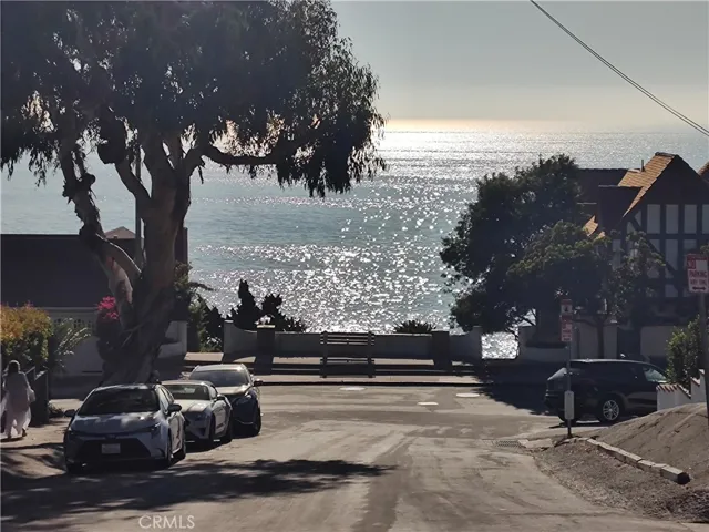 Diamond St leading to Woods Cove Beach just a short walk away
