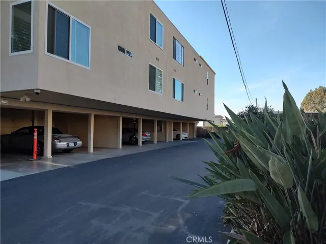240 Moss St #15 parking