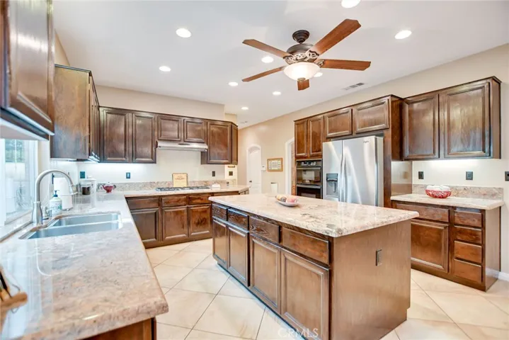 210 Encore Way, Corona, California 92879