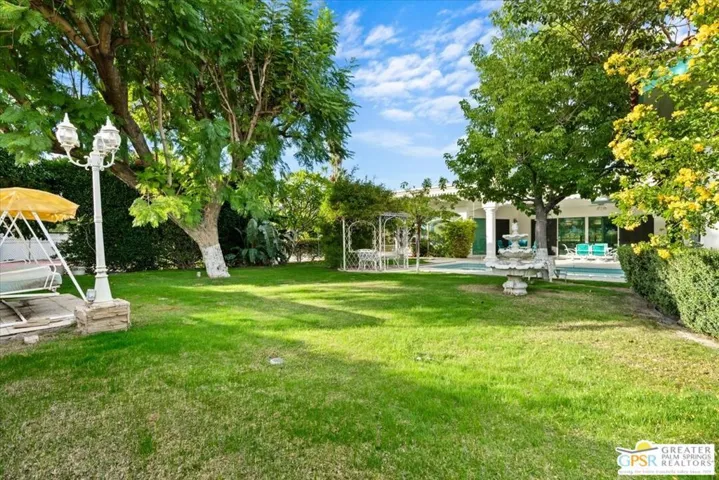 Expansive grounds