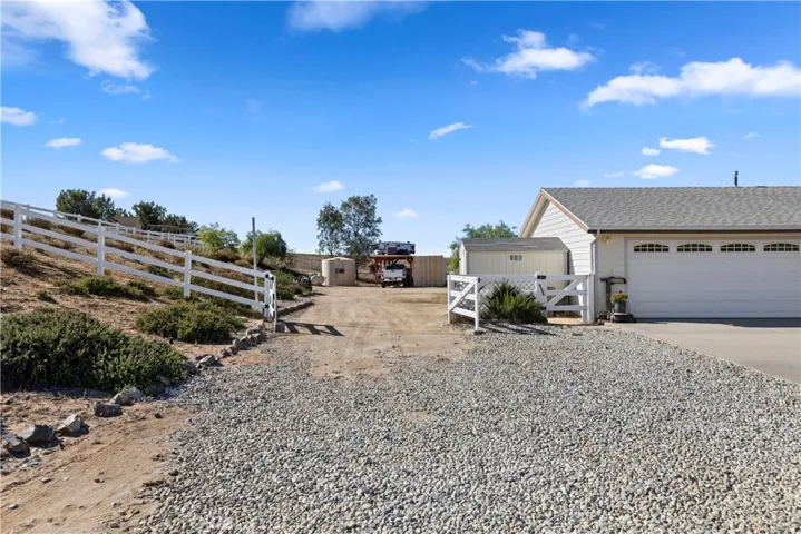 DRIVE TO SIDE YARD