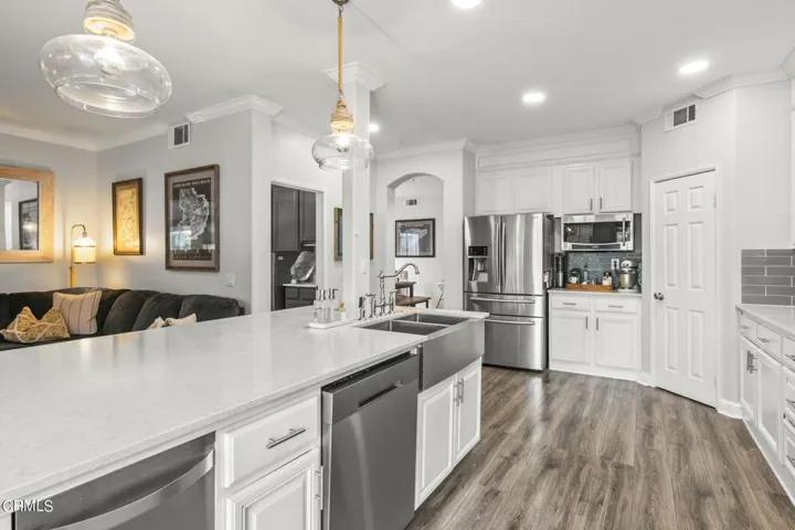 18-web-or-mls-UpMarketMedia216Ken-087