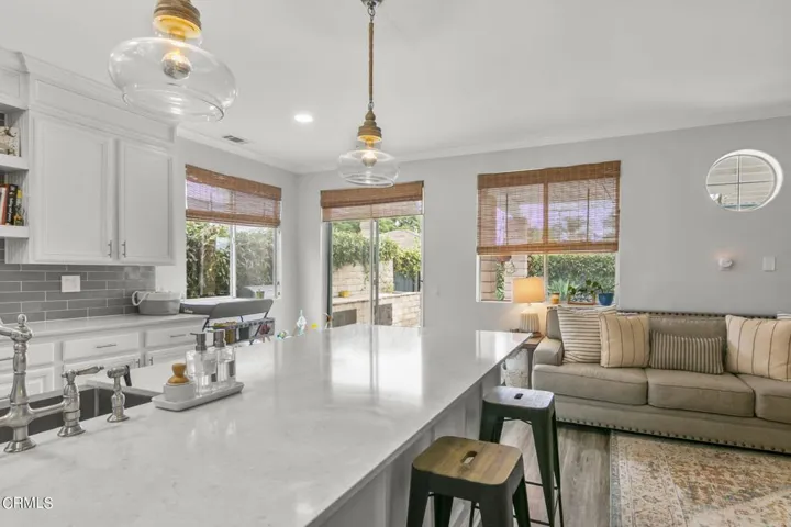 28-web-or-mls-UpMarketMedia216Ken-132