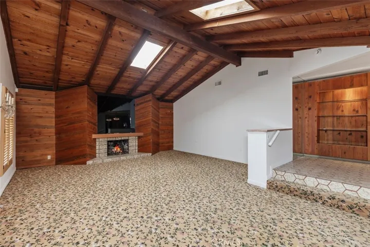Super Large Living Room w/Mirror over the fireplace for amazing gatherings!