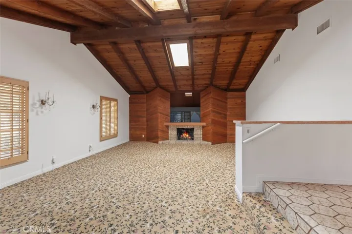 Plenty of natural light beaming thru the Skylights!












Sky Lights