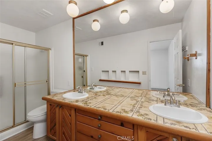 Dual Vanity Primary bedroom bath with lighting features