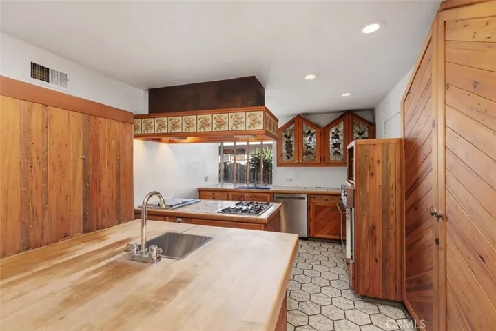 A chopping board with a secondary sink for the Chef of the home.