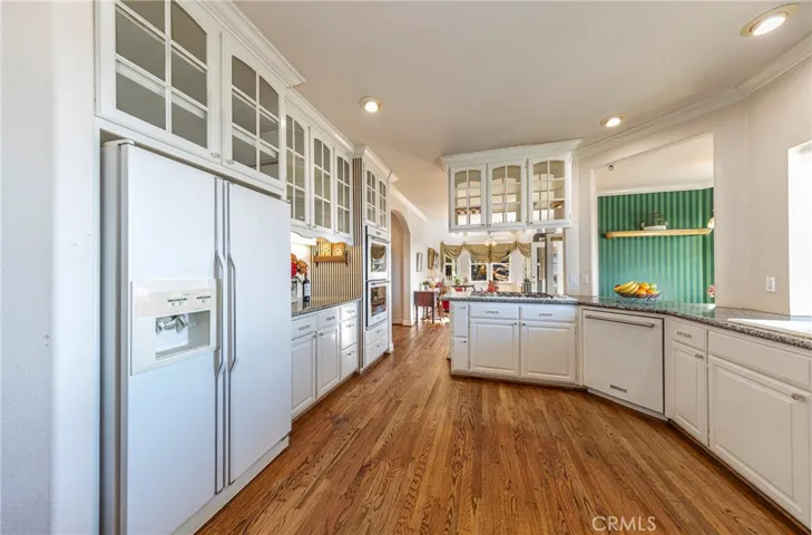 kitchen looking to family room