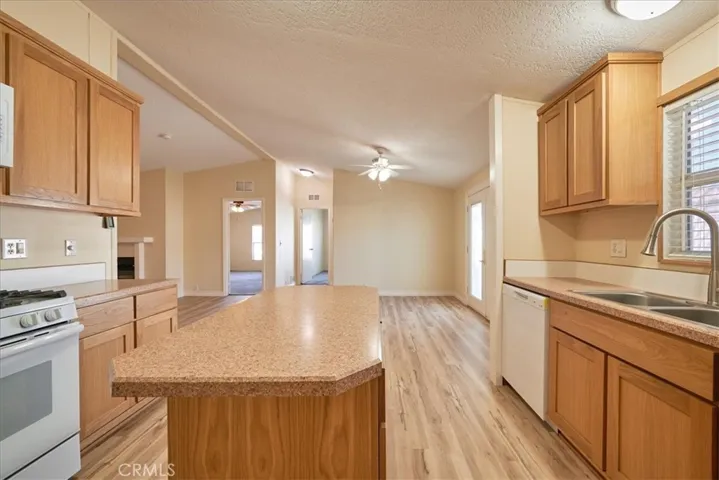 22241 Nisqually Road 65, Apple Valley, California 92308