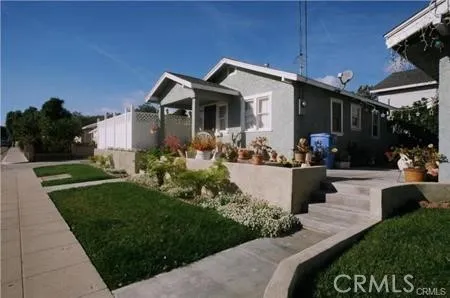 1 bdr house with separate entrance and yard
