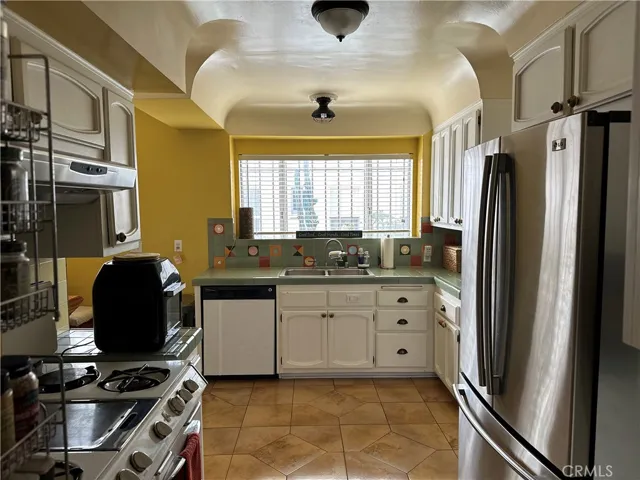 3930 Roxton Avenue, Los Angeles, California 90008