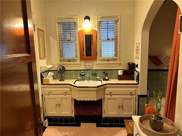 3930 Roxton Avenue, Los Angeles, California 90008
