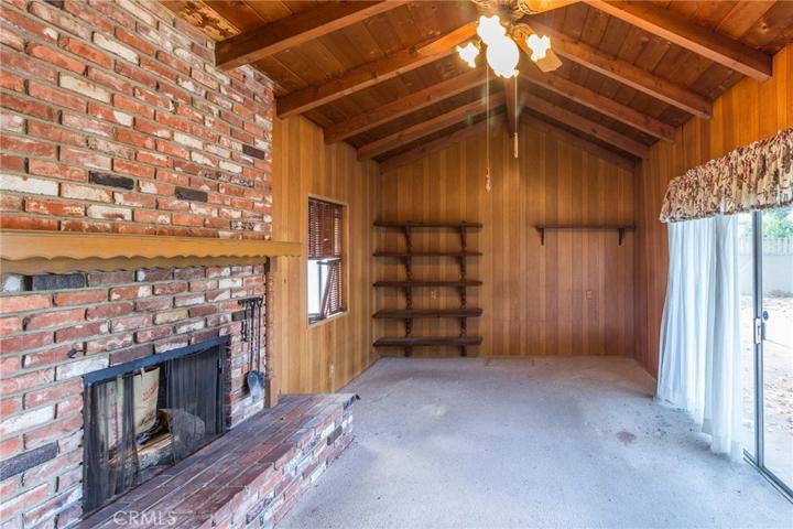 Family room w fireplace