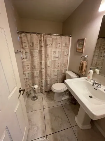 Nicely sized guest bathroom off the hallway