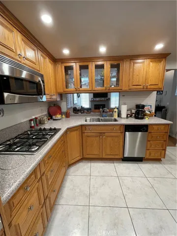 Gas range, a convection microwave, and diswasher are part of the open kitchen, easy to work in and beautifuly laid out!