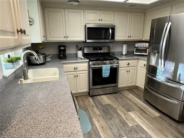 15140 Flathead Road, Apple Valley, California 92307
