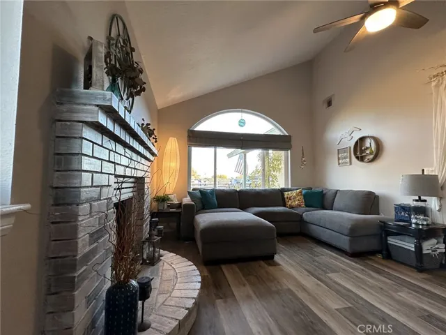 15140 Flathead Road, Apple Valley, California 92307