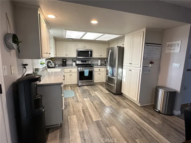 15140 Flathead Road, Apple Valley, California 92307