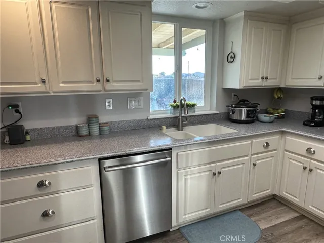 15140 Flathead Road, Apple Valley, California 92307
