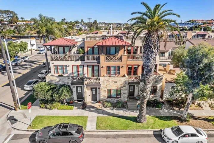 215 2nd Street #101, Encinitas, California 92024