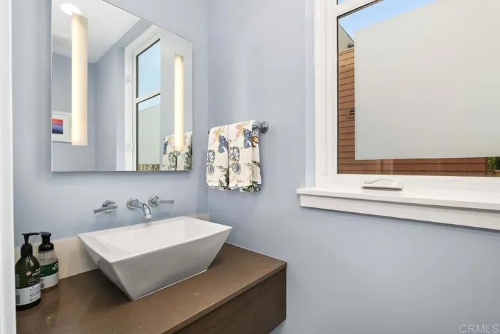 215 2nd Street #101, Encinitas, California 92024