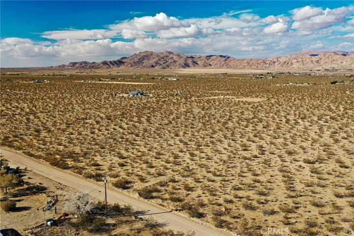 3 Buenos Aires Road, Lucerne Valley, California 92356
