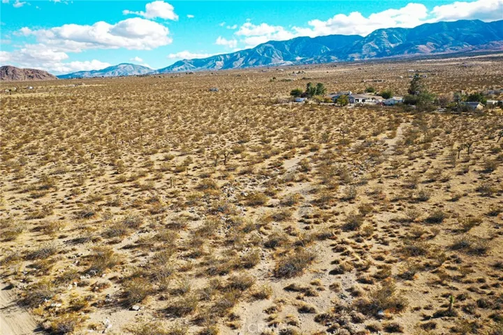 4 Buenos Aires Road, Lucerne Valley, California 92356