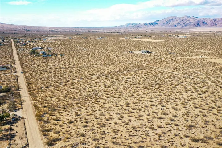 4 Buenos Aires Road, Lucerne Valley, California 92356