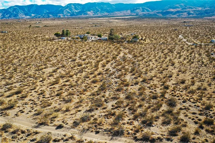 4 Buenos Aires Road, Lucerne Valley, California 92356