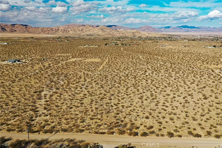 4 Buenos Aires Road, Lucerne Valley, California 92356