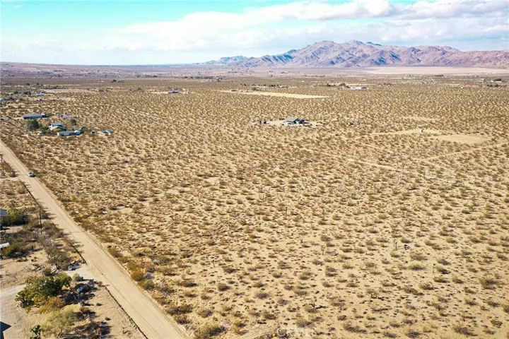 4 Buenos Aires Road, Lucerne Valley, California 92356