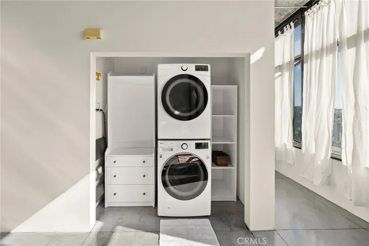 Full Size laundry space