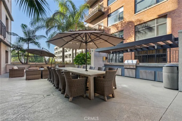 Community Entertaining Area - great for large dinner parties year round