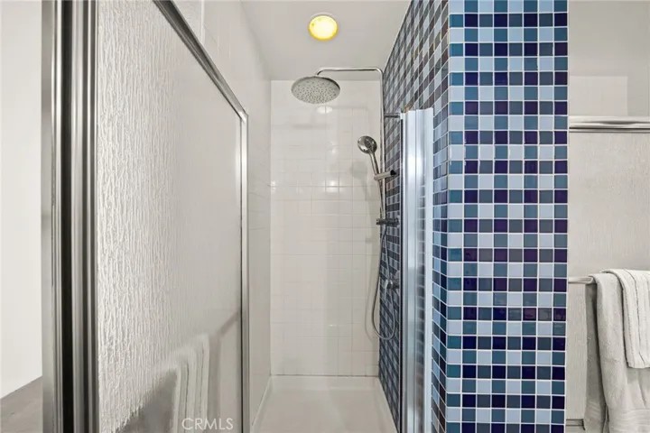 Big welcoming shower with fun rainfall showerhead
