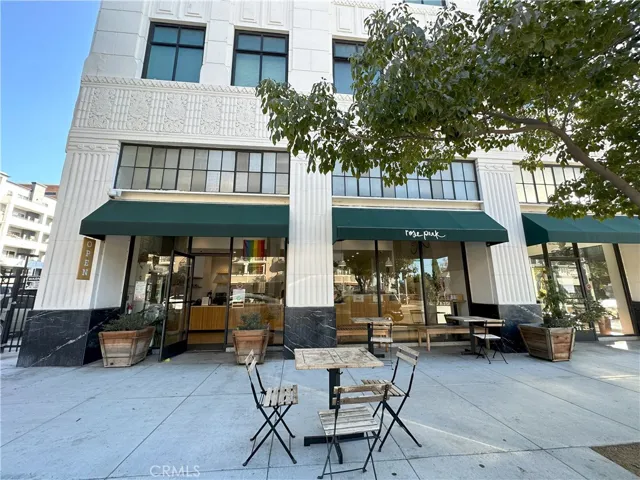 Fantastic Coffee & Cafe around the corner! 2 hr free parking in front on Pine