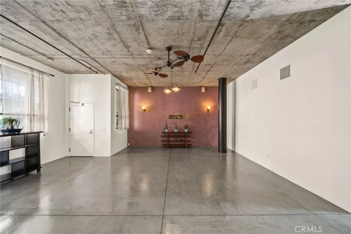 Soaring ceilings & lots of open space. You can ride a Brompton in it ;)