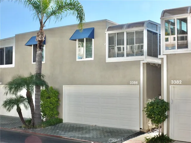 Convenient small parking pad in front of garage