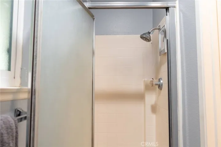Matin bathroom standup shower