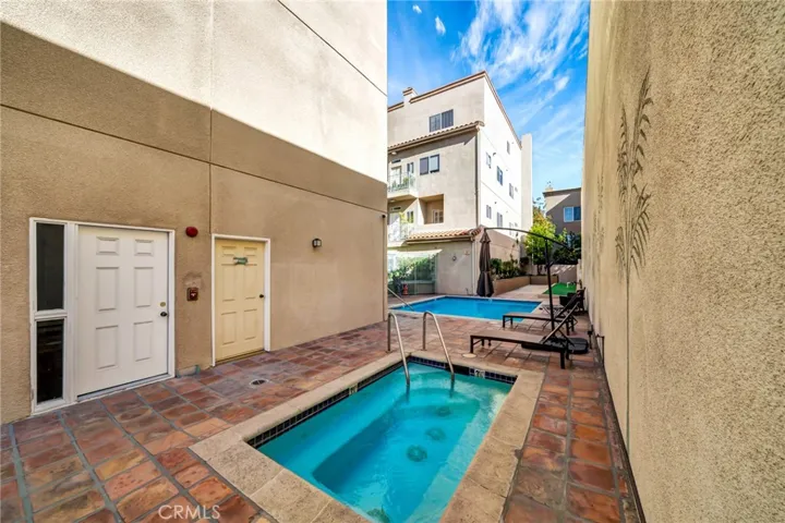 10626 Valley Spring Ln. 406, Toluca Lake, California 91602